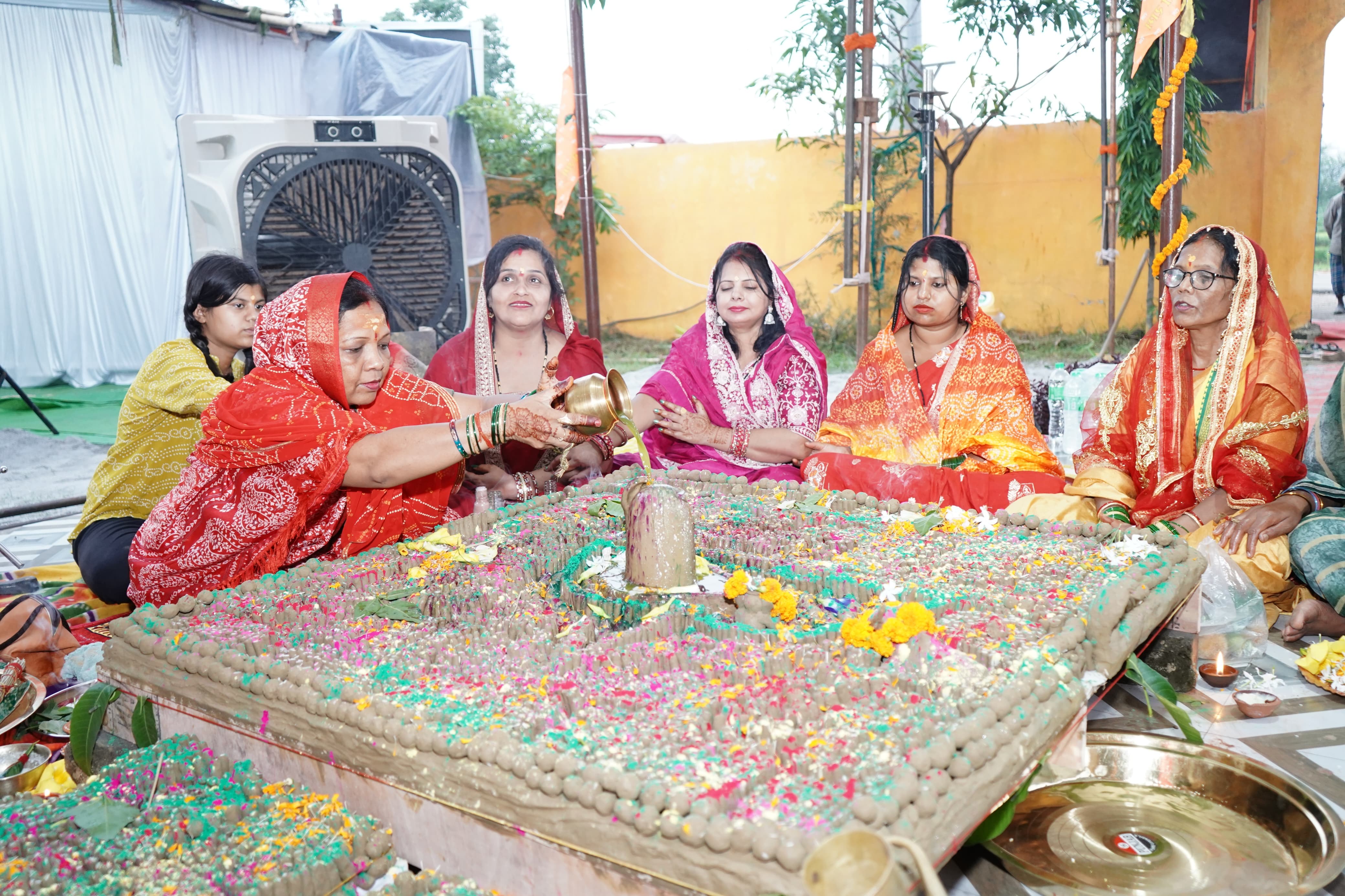 *1 लाख 108 पार्थिव शिवलिंग निर्माण पूजन कार्यक्रम का हुआ शुभारंभ, मुख्यमंत्री की धर्मपत्नी श्रीमती कौशल्या साय ने की पूजा-अर्चना, महाशिवपुराण कथा श्रवण करने जुटे श्रद्धालु.......*