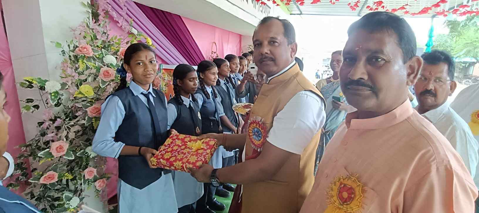 स्वामी आत्मानंद उत्कृष्ट विद्यालय नारायणपुर में शाला प्रवेश उत्सव : जिला पंचायत अध्यक्ष सालिक साय ने लडडू खिलाकर किया बच्चों का स्वागत और क्या हुआ पढ़िए&hellip;..