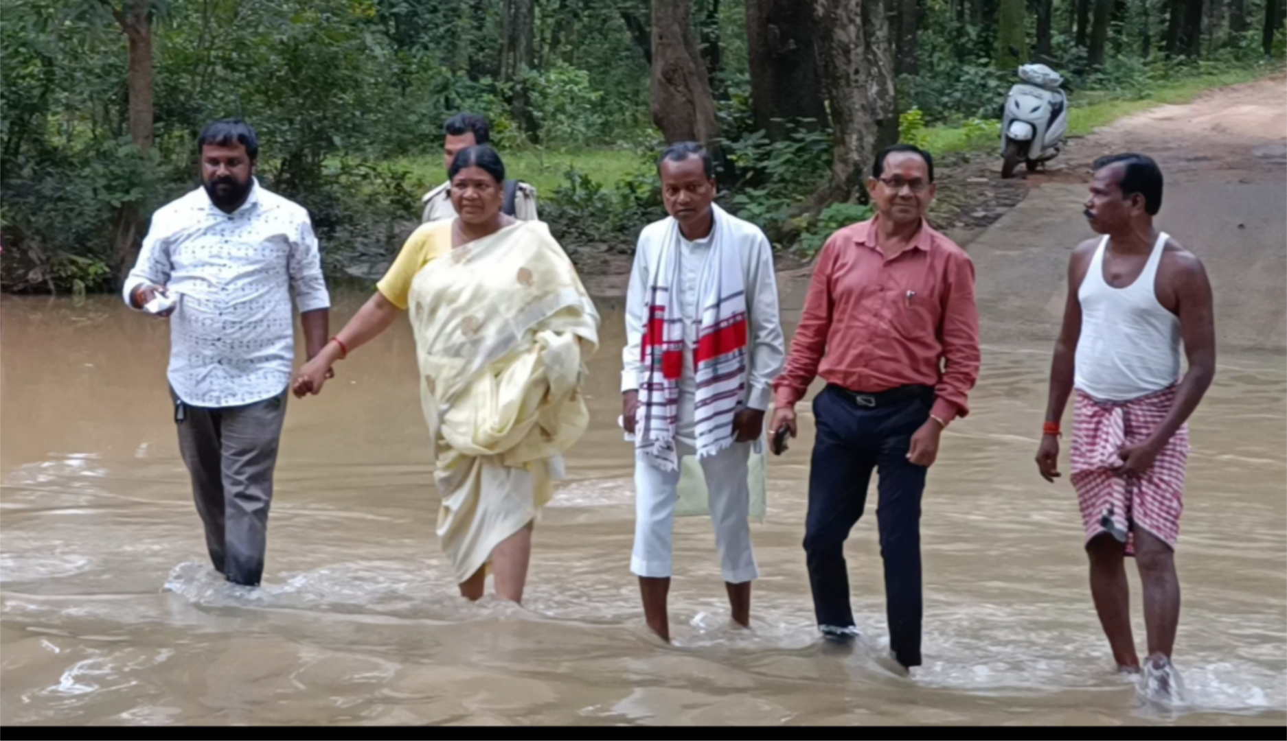 जशपुर विधायक श्रीमती रायमुनी भगत के प्रयास से जल्द होगा तीन पंचायत के ग्रामीणों की समस्याओं का निराकरण,सड़क जीर्णोद्धार सहित डेंगुरजोर नाला में होगा पुल का निर्माण