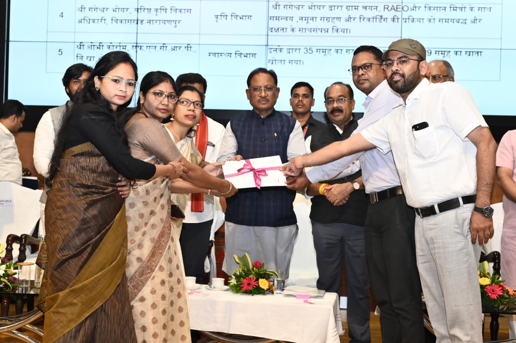 *मुख्यमंत्री श्री साय ने संपूर्णता अभियान में उत्कृष्ट कार्य करने वाले आकांक्षी जिलों और विकासखंडों को किया पुरस्कृत......दो जिलों और छह विकासखंडों को मिला स्वर्ण पदक*