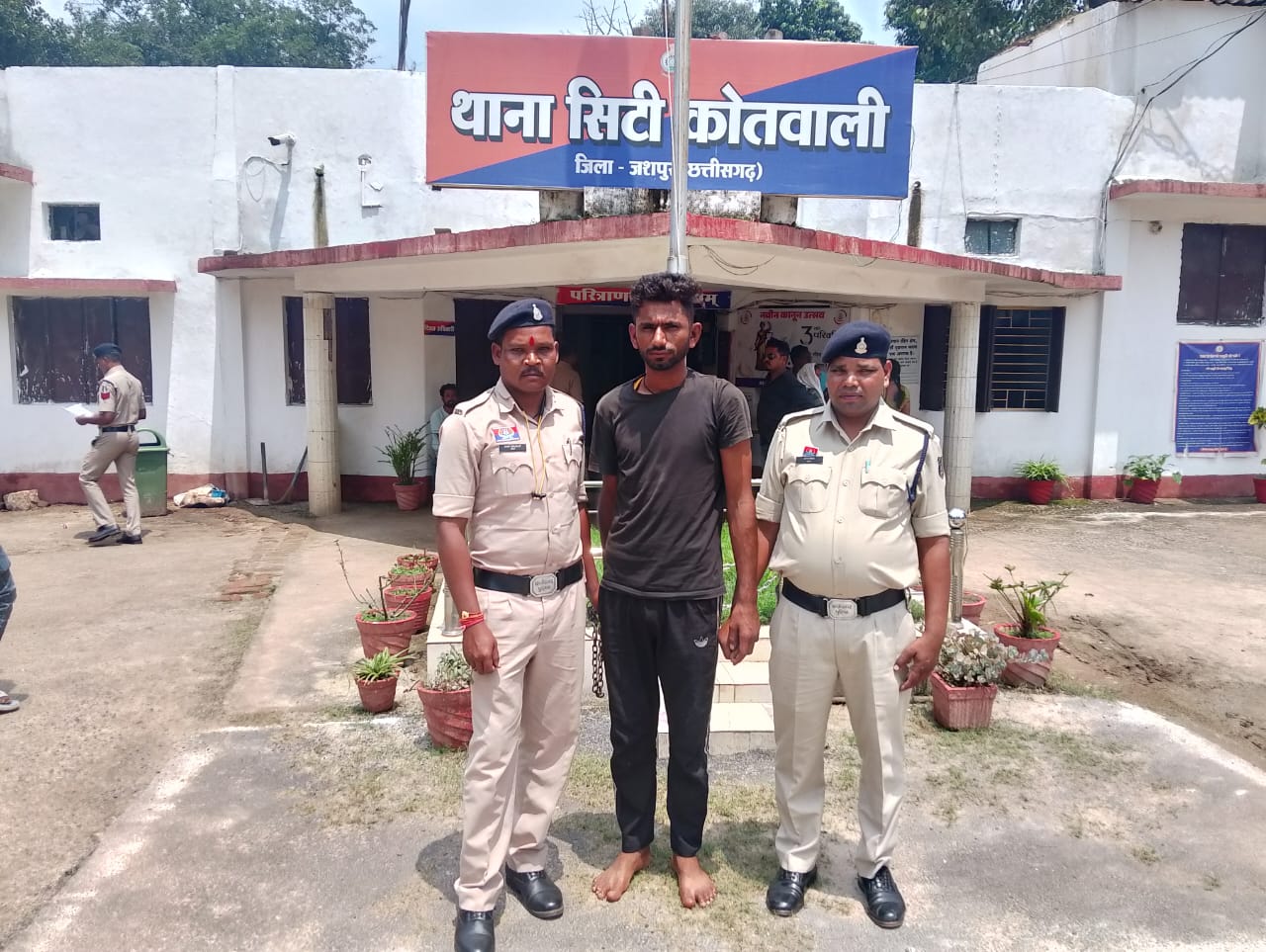 बिहार ले जा रही 51 लाख की अवैध शराब पकड़ी:&nbsp; नेशनल हाइवे से गुजर रहे ट्रक को जशपुर पुलिस ने रोका, तिरपाल हटाते ही दिखी '285 पेटी अवैध शराब'.....चालक सहित ट्रक को लिया कब्जे में