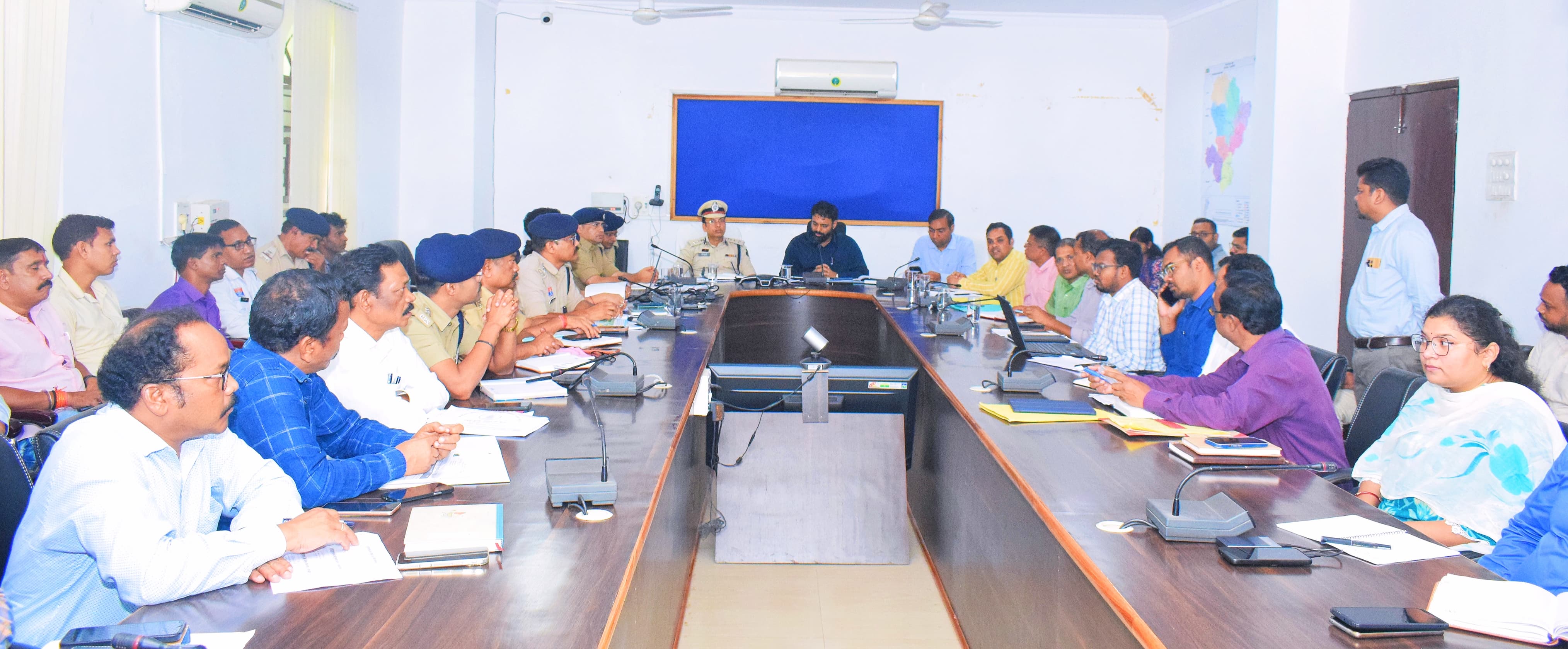 सात दिनों में आवारा पशुओं को सड़कों से हटाने पशुपालकों को कलेक्टर ने दिए स्पष्ट निर्देश.....आवारा पशुओं के विरूद्ध अभियान चलाने अधिकारियों को दिए निर्देश&nbsp;