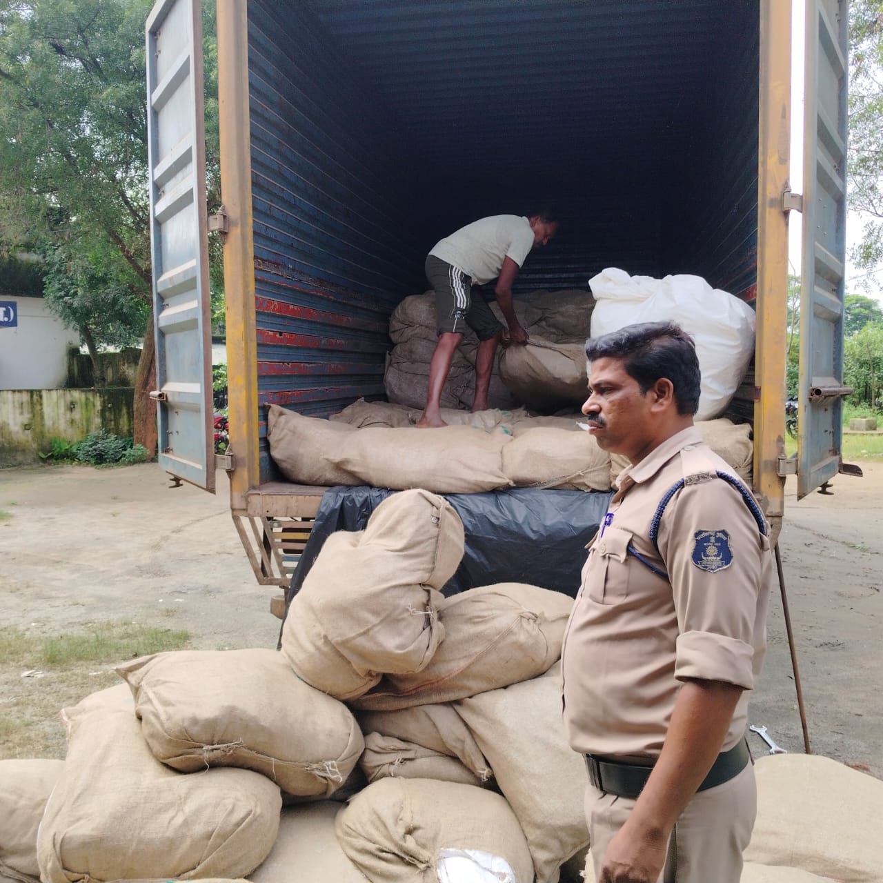 पुलिस की बड़ी कार्रवाई! 30 लाख रुपए के तंबाकू और गुटखा जब्त,120 बोरी ट्रक में भर कर &nbsp;रायपुर से बोकारो झारखण्ड ले जाया जा रहा था