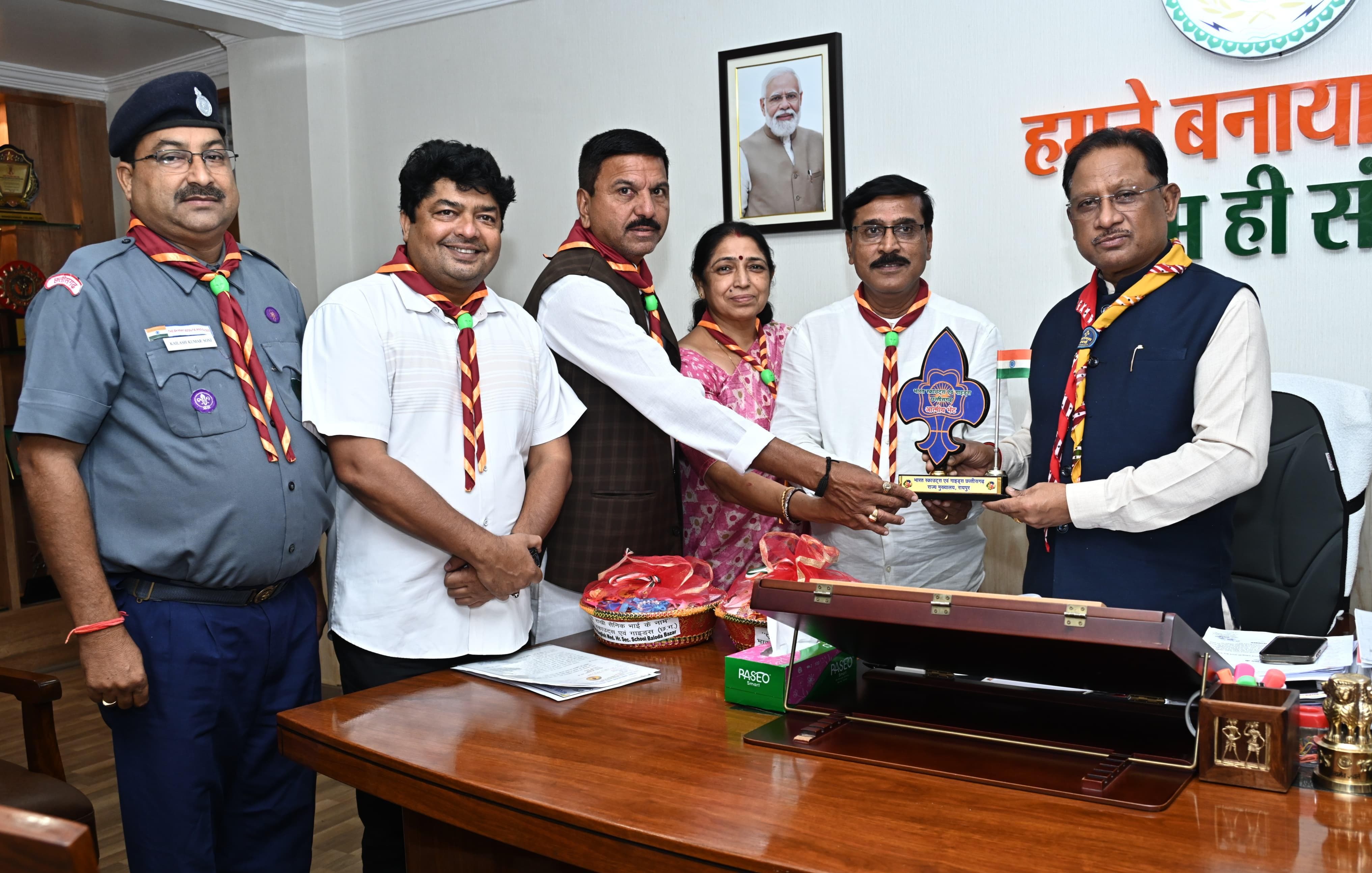 *भारत स्काउट्स एवं गाइड्स छत्तीसगढ़ के प्रतिनिधिमंडल ने मुख्यमंत्री से की मुलाकात....एक राखी सैनिक भाइयों के नाम' अभियान की दी जानकारी*