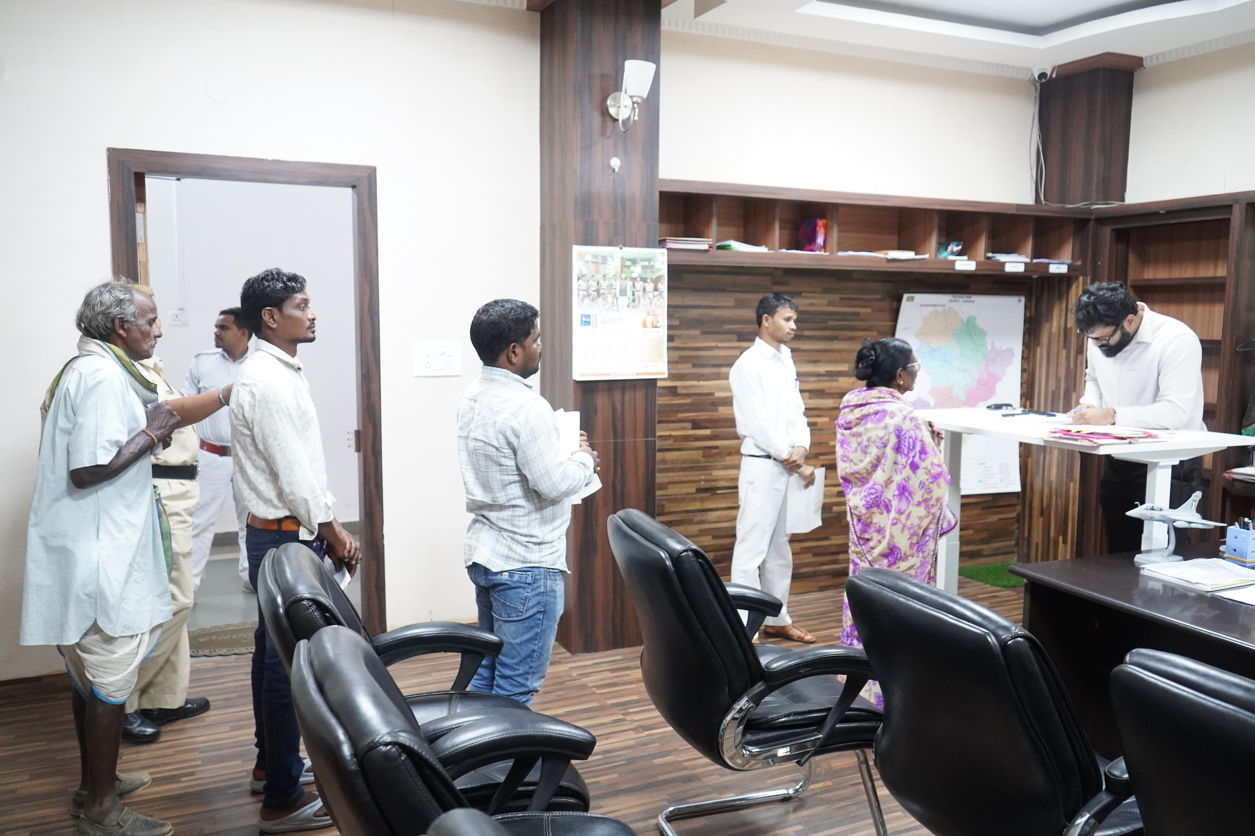 *कलेक्टर श्री रोहित व्यास ने जनदर्शन में सुनी आम लोगों की समस्याएं*