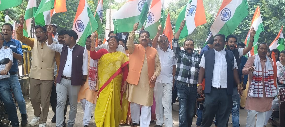 जशपुर में &ldquo;हर घर तिरंगा&rdquo; अभियान के तहत भाजपा ने निकाली भव्य तिरंगा यात्रा.....जगाई देश भक्ति की भावना,,,,,लगे देशभक्ति के नारे