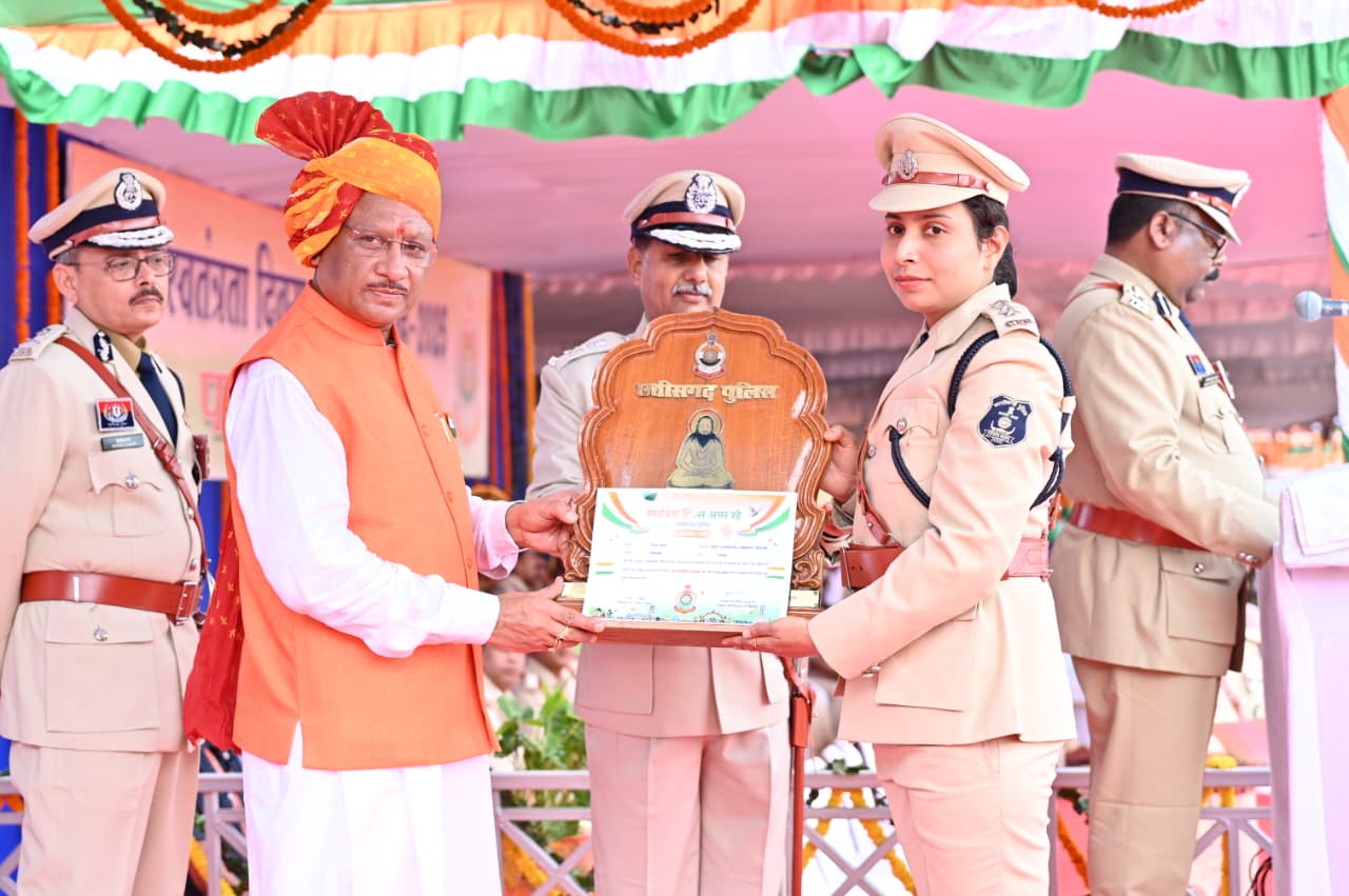 *स्वतंत्रता दिवस समारोह: मुख्यमंत्री ने 35 पुलिस अधिकारियों एवं जवानों को पुलिस पदकों से किया सम्मानित*