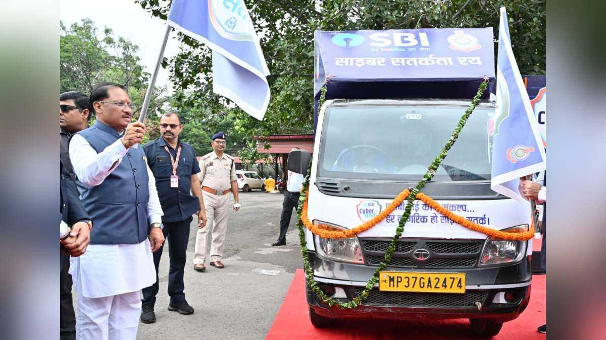 CG Breaking : CM साय ने सायबर सतर्कता रथ को  हरी झंडी दिखाकर किया रवाना..पढ़ें पूरी ख़बर