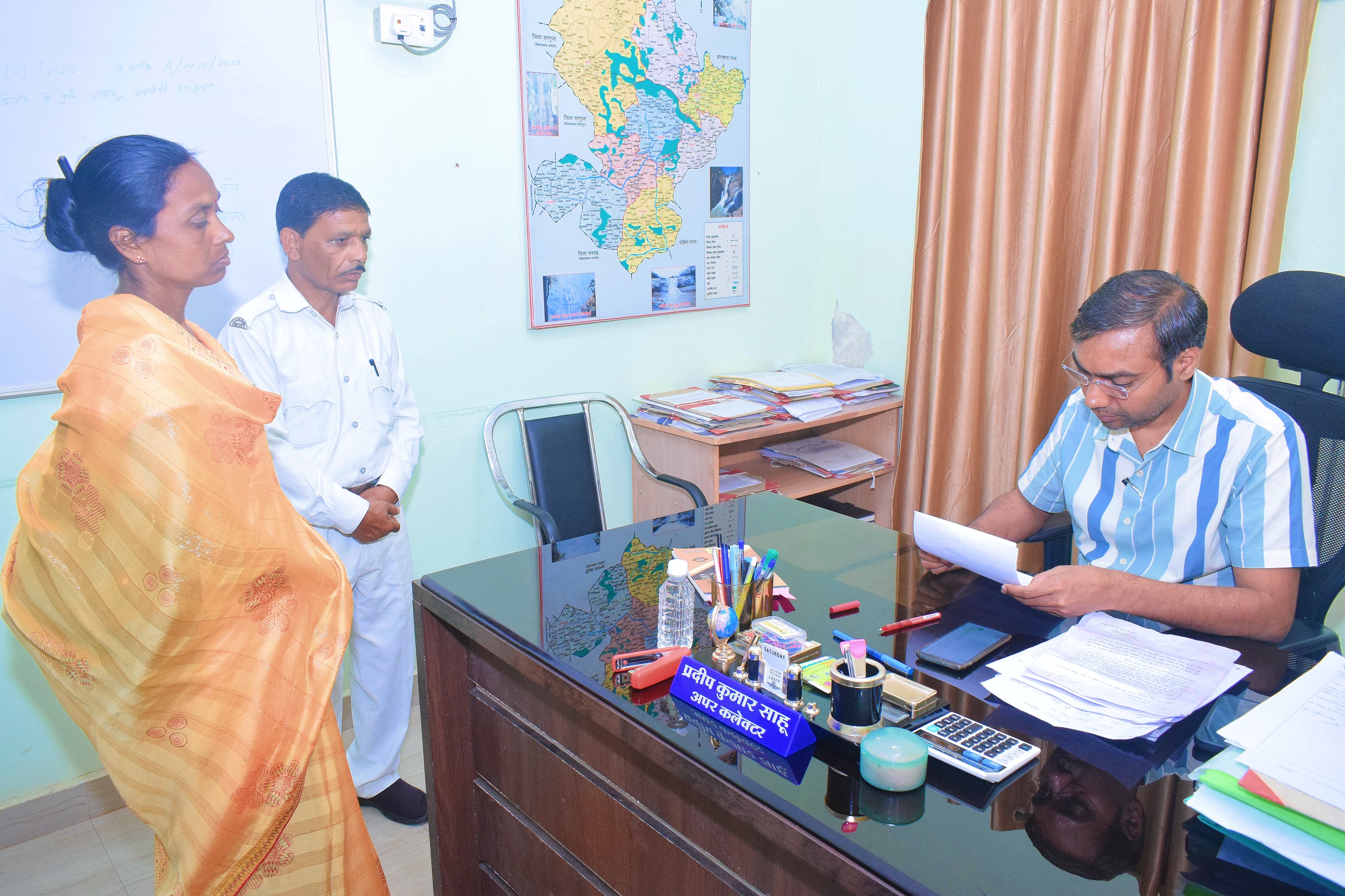 *अपर कलेक्टर ने जनदर्शन में सुनी आमजनों की समस्याएं...समयबद्ध निराकरण को लेकर अधिकारियों को दिए निर्देश*