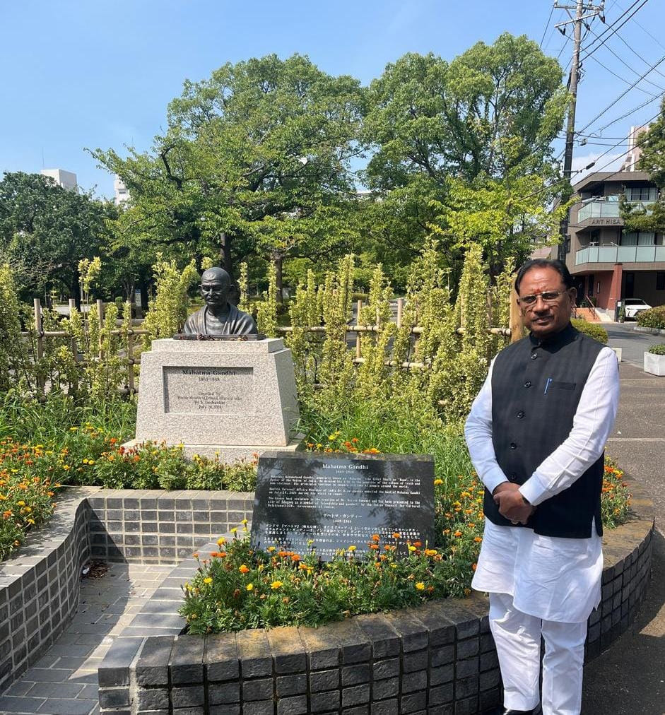 टोक्यो के &lsquo;लिटिल इंडिया&rsquo; पहुँचकर मुख्यमंत्री ने महात्मा गांधी को &nbsp;किया नमन.....कहा महात्मा गांधी का शांति और सद्भाव का अमर संदेश पूरे विश्व के लिए प्रेरणास्त्रोत
