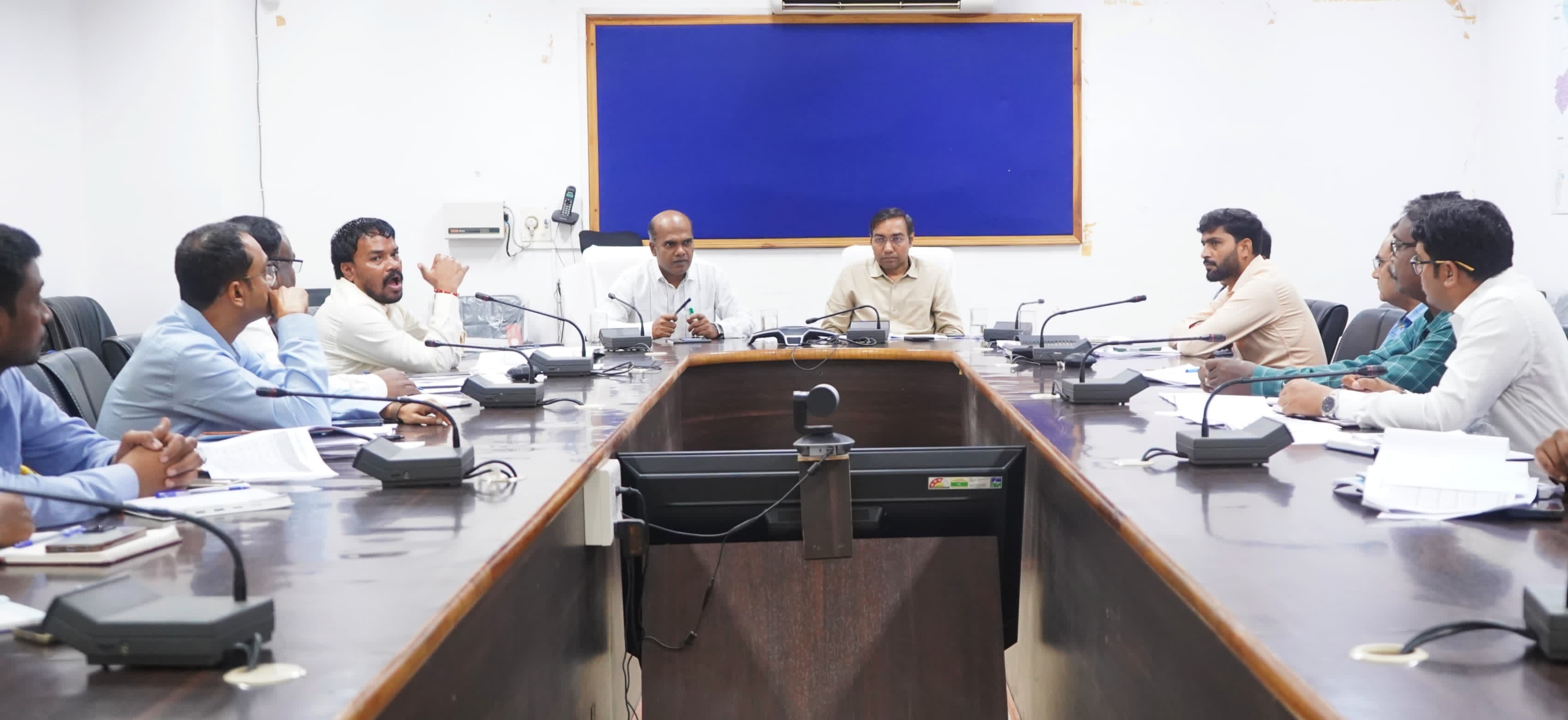 अपर कलेक्टर ने धान उपार्जन हेतु तैयारियों की ली जानकारी.....शेष धान का एक सप्ताह में उठाव हेतु दिए निर्देश