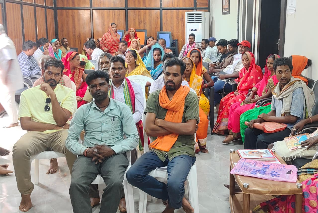 सीएम कैंप कार्यालय बगिया में ग्रामीणों की समस्याओं का हुआ समाधान &nbsp;56 आवेदन प्राप्त, अधिकारियों को त्वरित निराकरण के निर्देश....