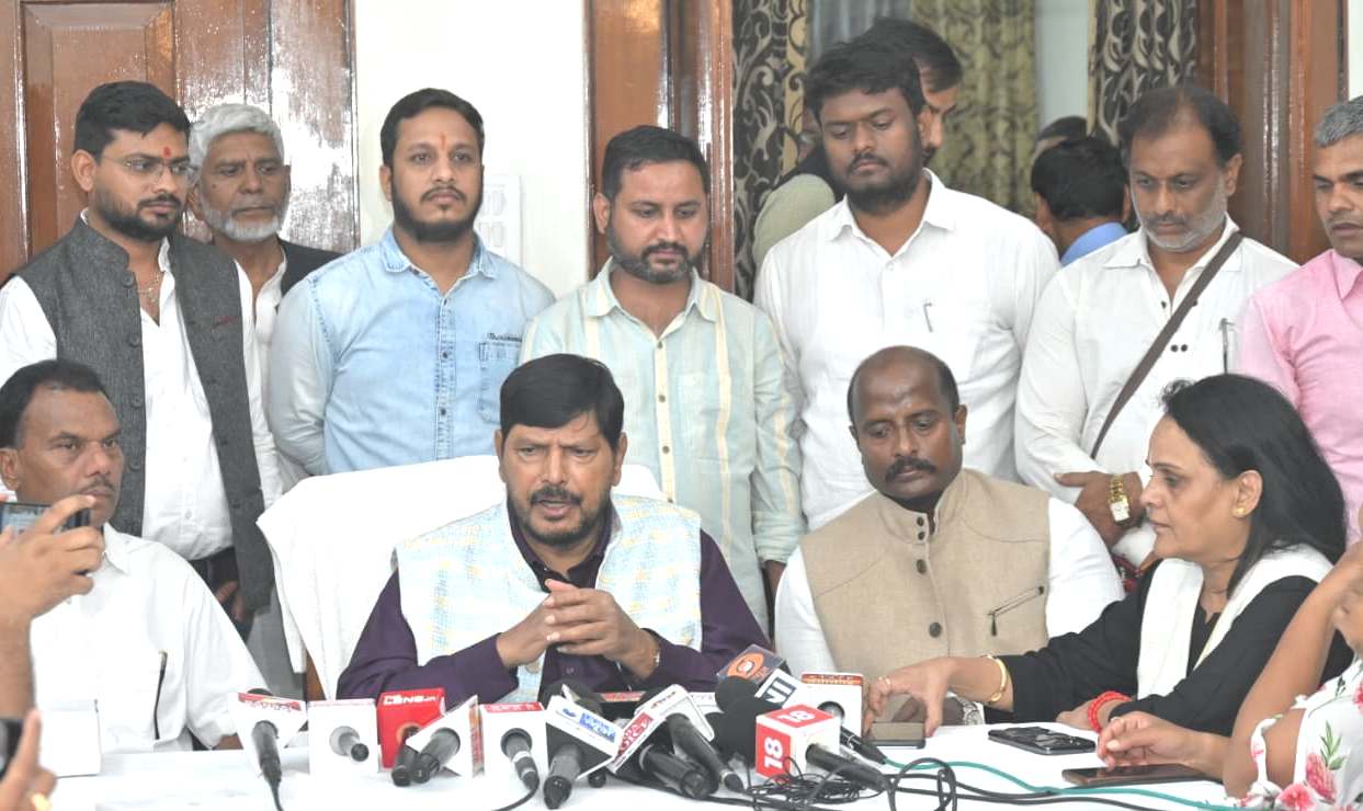 सामाजिक न्याय एवं अधिकारिता राज्य मंत्री श्री रामदास अठावले का छत्तीसगढ़ प्रवास......योजनाओं की प्रगति की समीक्षा, अधिकारियों को दिए दिशा-निर्देश