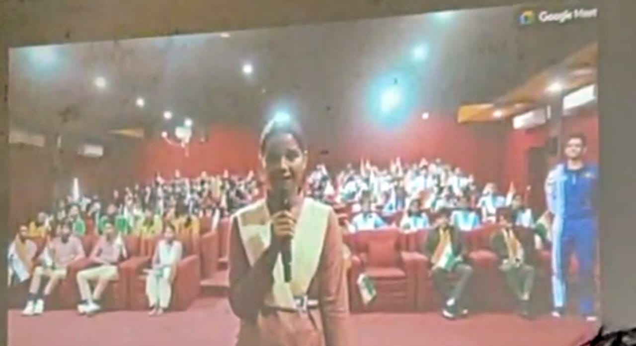 संकल्प कुनकुरी की छात्रा अंजलि ने किया अतंरिक्ष यात्री शुभांशु शुक्ला से संवाद...पूछा आपने अपने सफर की शुरुआत कैसे की?