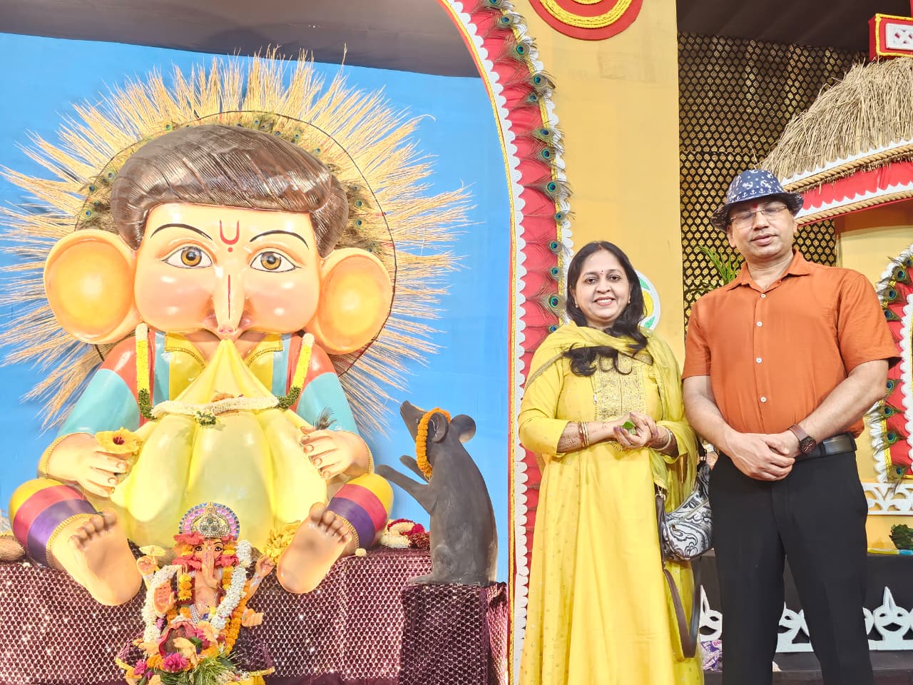 वरिष्ठ पुलिस अधीक्षक जशपुर शशि मोहन सिंह अपनी धर्मपत्नी श्रीमती रेखा सिंह संग विभिन्न गणेश पंडालों में पहुंच कर लिया आशीर्वाद....समस्त नागरिकों के लिए सुख, समृद्धि एवं मंगलमय जीवन की कामना की