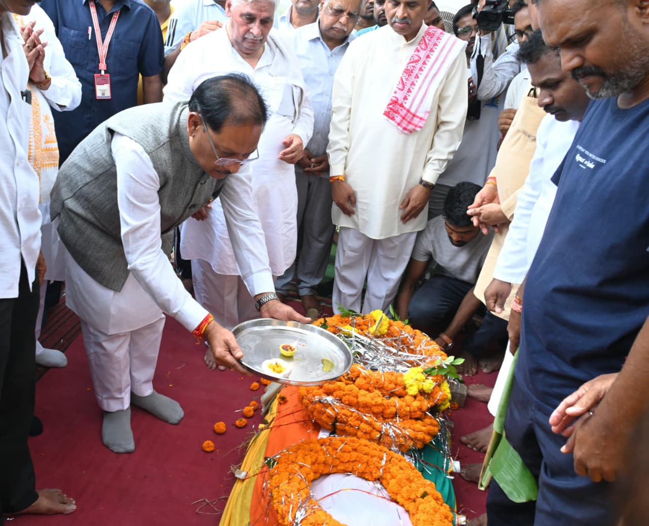 मुख्यमंत्री श्री साय ने पूर्व प्रांत प्रचारक&nbsp;श्रद्धेय शांताराम जी के पार्थिव शरीर पर पुष्पचक्र अर्पित कर किया नमन