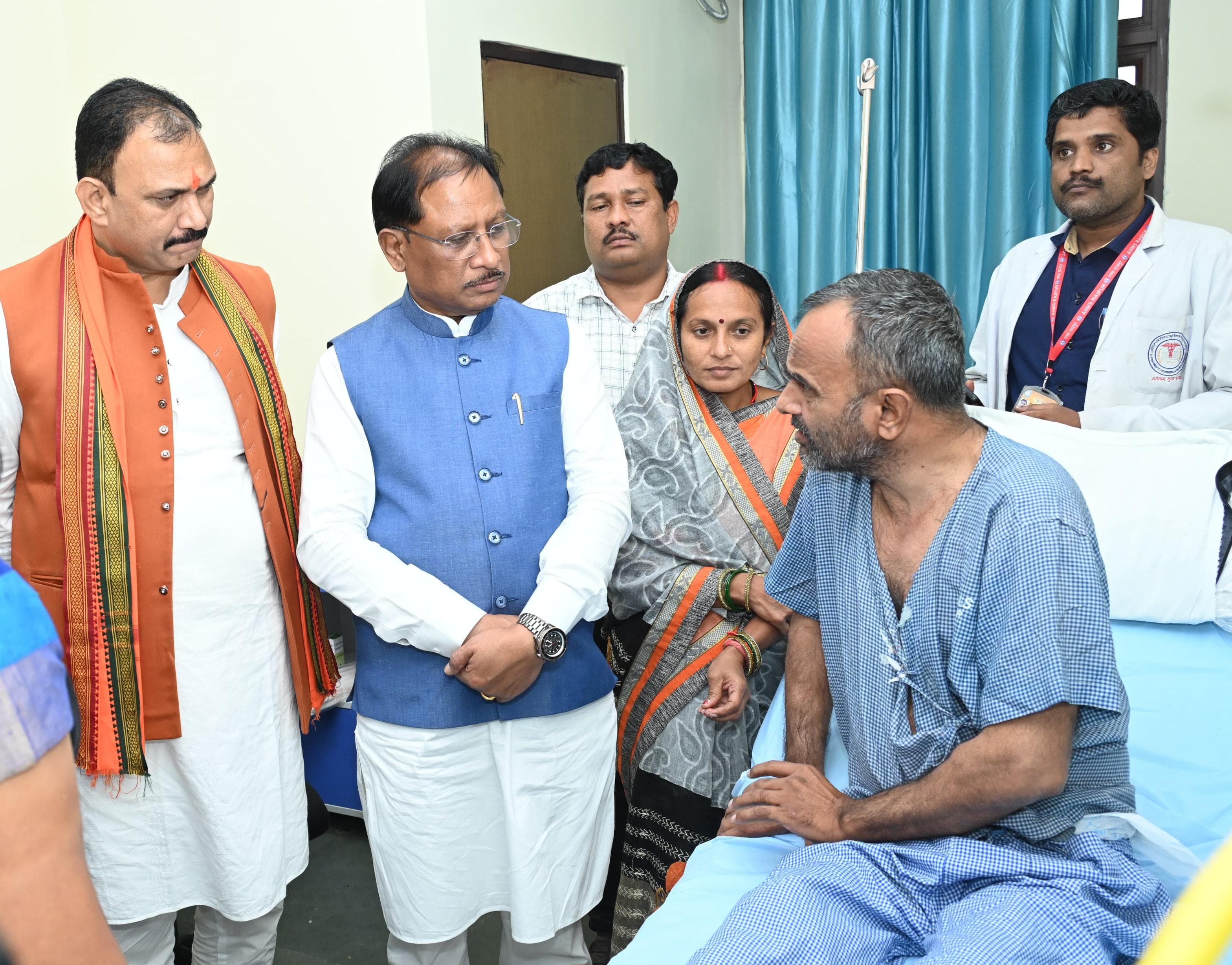 *मुख्यमंत्री श्री साय ने एम्स रायपुर में भर्ती श्री विशंभर यादव का जाना कुशलक्षेम : इलाज के लिए 5-5 लाख की आर्थिक सहायता*