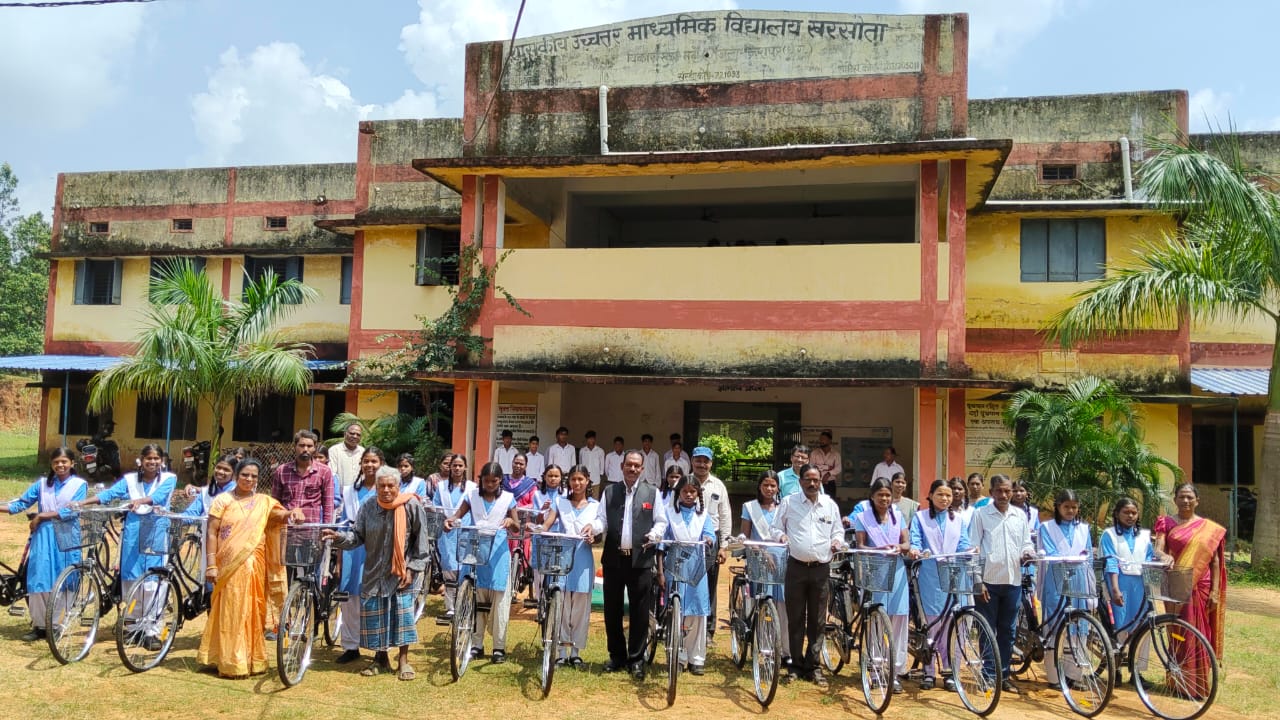 सरस्वती साइकिल योजना से बेटियों की शिक्षा की राह हुई आसान,....शासकीय हायर सेकेंडरी विद्यालय खरसोता की 23 बालिकाओं को मिला योजना का लाभ