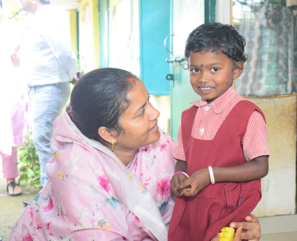 महिला एवं बाल विकास मंत्री श्रीमती राजवाड़े ने जशपुर जिले के रूपसेरा और लोदाम आंगनबाड़ी केंद्रों का किया औचक निरीक्षण