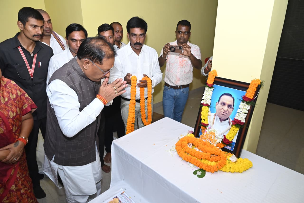 महाकुल समाज के अध्यक्ष रहे स्व. डमरूधर यादव की श्रद्धांजलि सभा में शामिल हुए मुख्यमंत्री श्री विष्णुदेव साय,समाज के उत्थान हेतु किए कार्यों एवं साथ बिताए अनमोल पलों को किया यादव