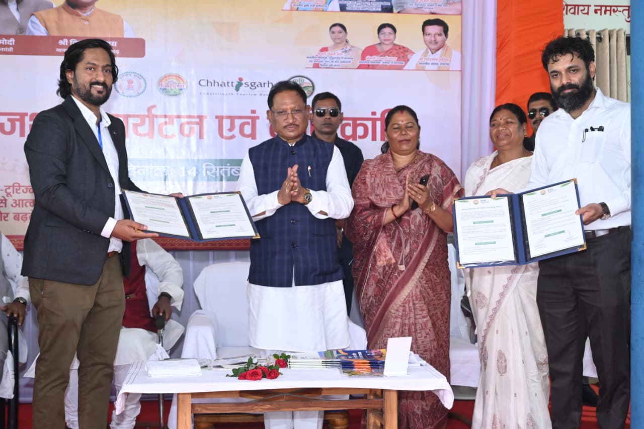 मुख्यमंत्री ने कैम्प कार्यालय बगिया में &rsquo;जशपुर पर्यटन का किया शुभारंभ.....जशपुर पर्यटन को मिल रही नयी पहचान