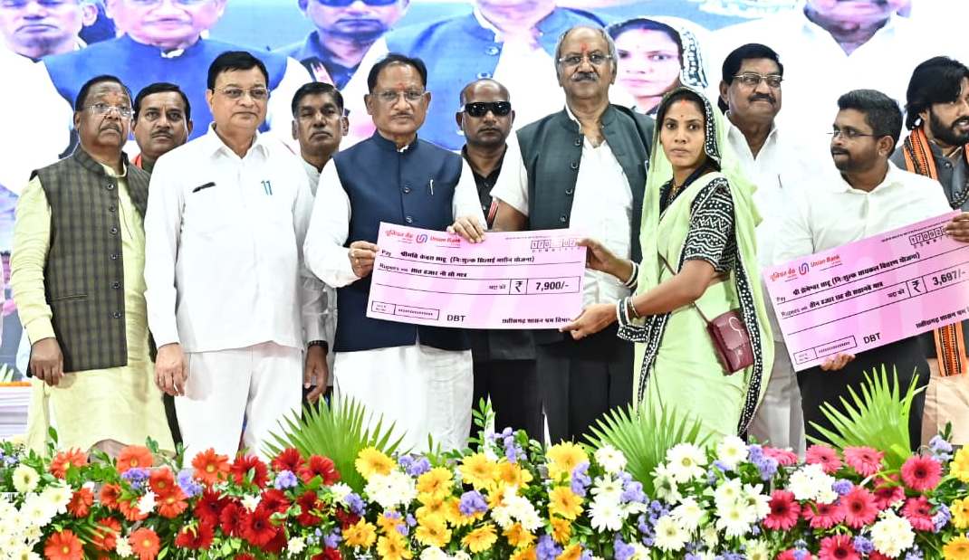 छत्तीसगढ़ के निर्माण और विकास में श्रमवीरों की भूमिका अतुलनीय:&nbsp; मुख्यमंत्री....श्रमिकों के मकान निर्माण हेतु अनुदान राशि 1.50 लाख रुपये करने की घोषणा