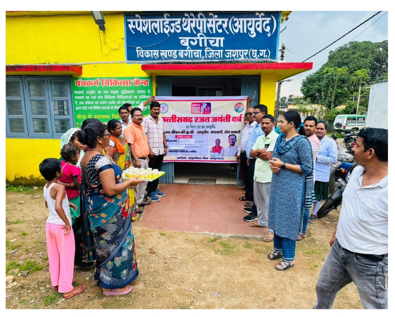 जिले के आयुष&nbsp;शिविरों में निःशुल्क काढा वितरण,&nbsp; योगाभ्यास और औषधी पौध रोपण कर लोगों को दिया जा रहा स्वास्थ्य लाभ