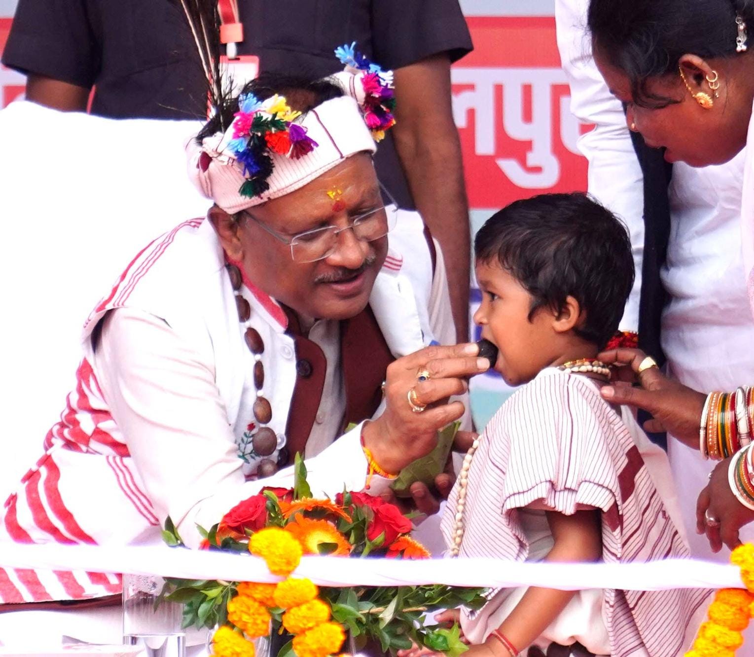 धुरवा समाज के नुआखाई एवं सामाजिक भवन के लोकार्पण कार्यक्रम में शामिल हुए मुख्यमंत्री श्री साय.... डोम निर्माण हेतु 75 लाख रुपए की घोषणा