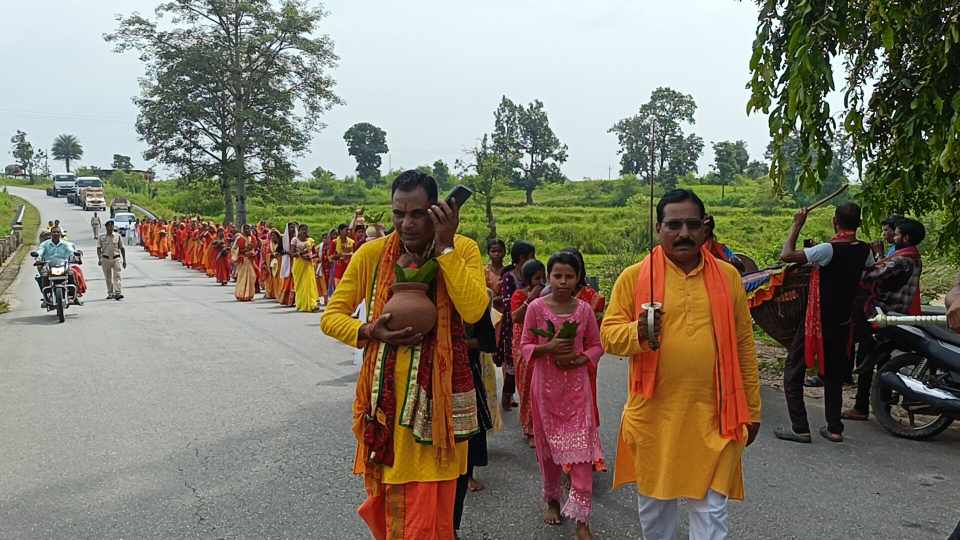 अद्भुत नजारा... 108 कन्याओं के साथ निकाली गई भव्य कलश यात्रा, नवरात्र के पहले दिन मां के जयकारों गूंज उठा गांव
