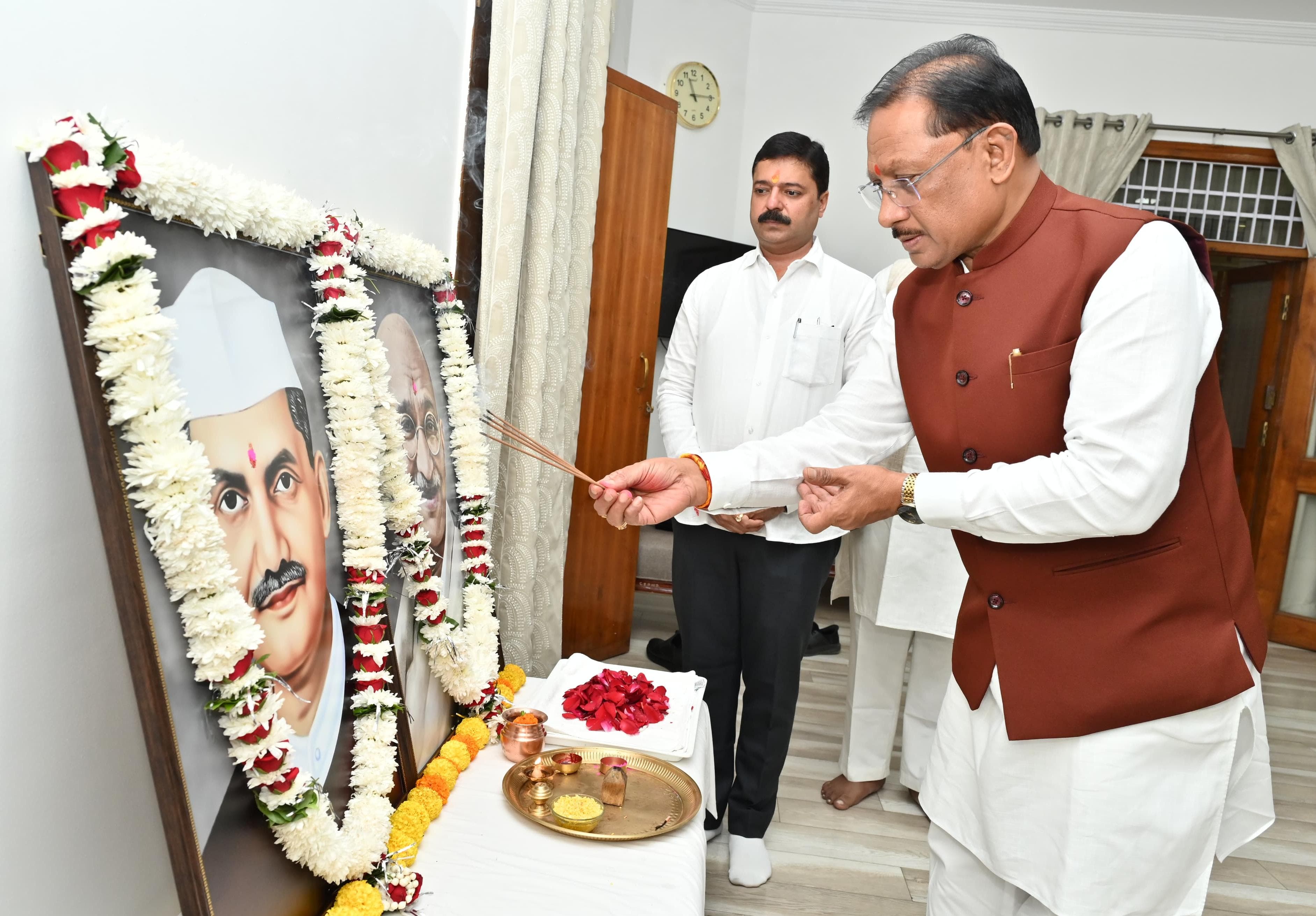 राष्ट्रपिता महात्मा गांधी और पूर्व प्रधानमंत्री श्री लाल बहादुर शास्त्री को उनकी जयंती पर&nbsp; मुख्यमंत्री ने किया नमन