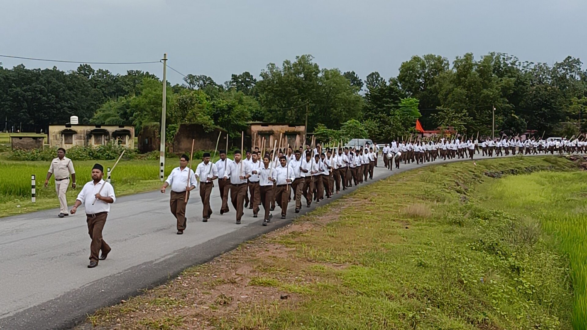 बारिश में भी नही थमी कदमताल, नारायणपुर में आर एस एस का भव्य पथ संचलन, शताब्दी वर्ष पर स्वयंसेवकों का अनुशासित प्रदर्शन