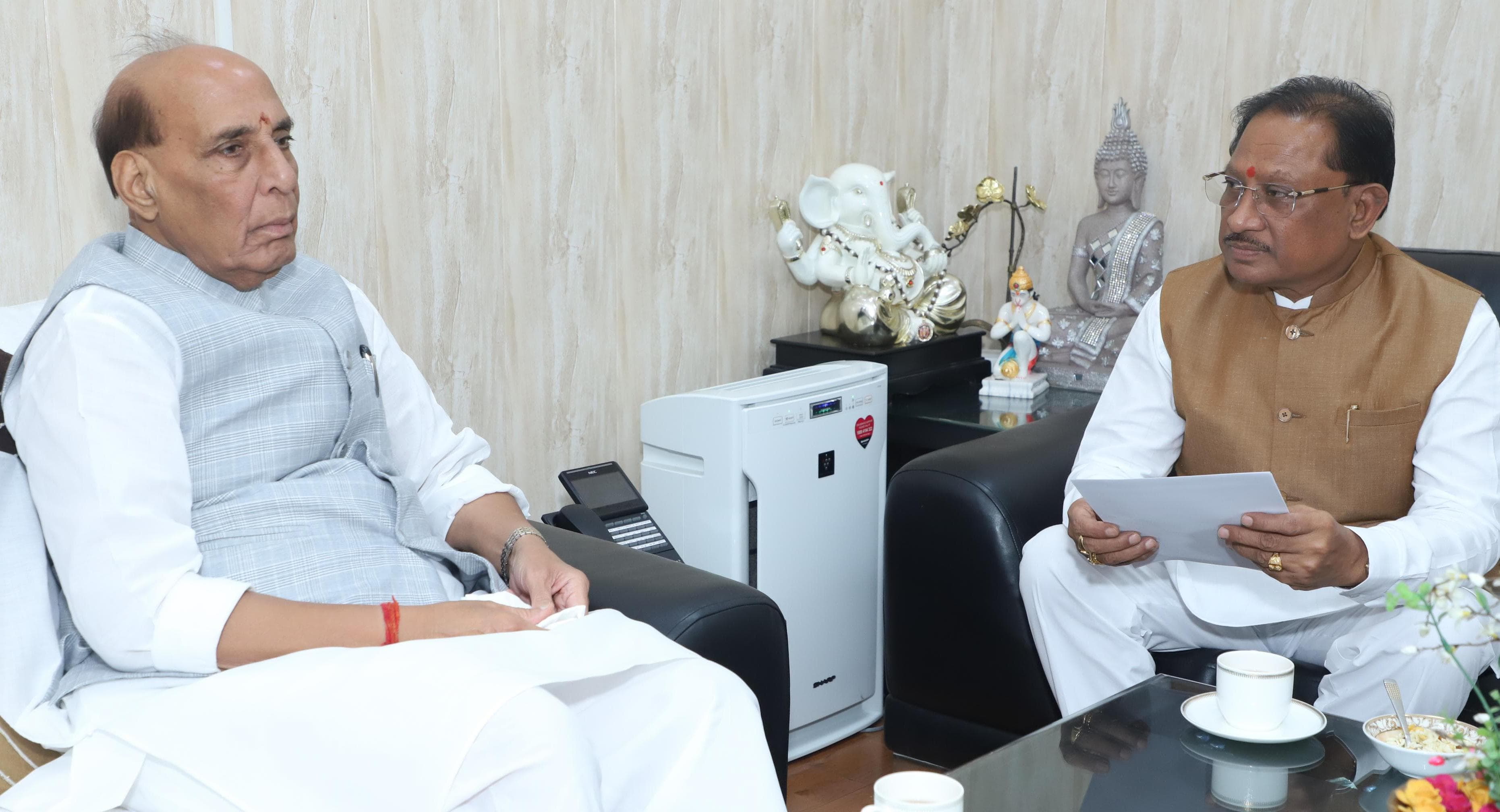 छत्तीसगढ़ की नदियों के नाम पर होगा नौसेना के नए पोतों का नामकरण....केंद्रीय रक्षा मंत्री से मिलकर प्रदेश में सेना भर्ती रैली का रखा प्रस्ताव