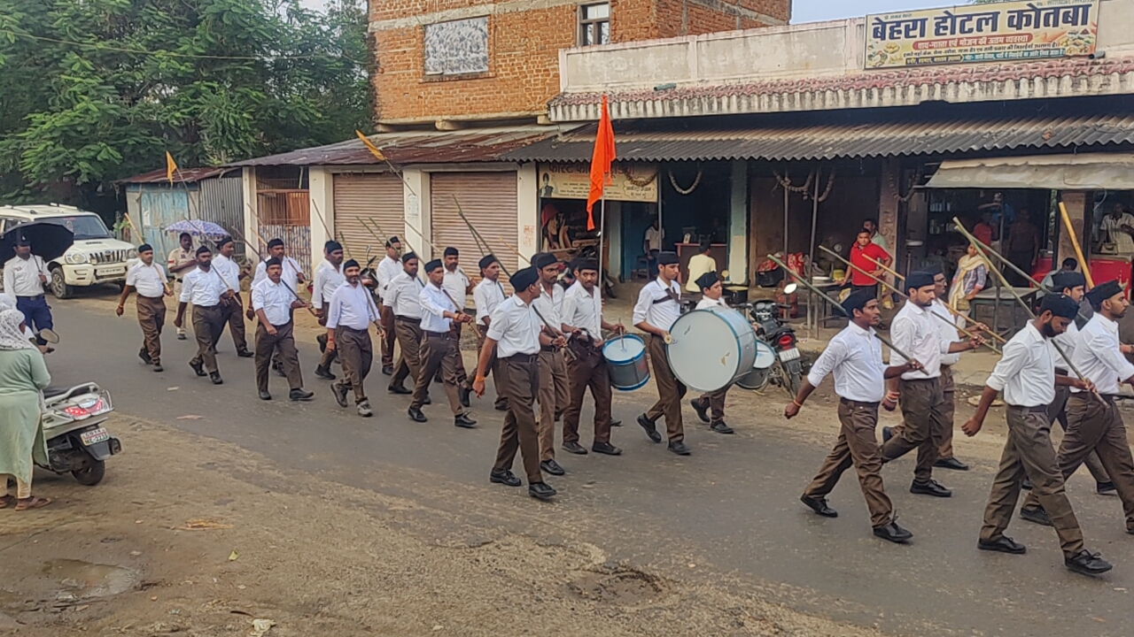 राष्ट्रीय स्वयंसेवक संघ, का निकला पथ संचलन : बारिश में भींगते हुए सैकड़ो कार्यकर्ताओं ने लिया हिस्सा किया नगर भ्रमण,जगह जगह पुष्पवर्षा कर हुवा भव्य स्वागत