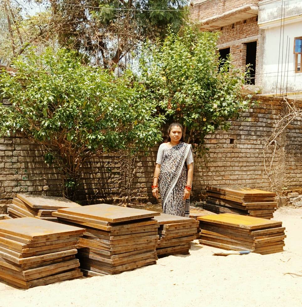 प्रधानमंत्री आवास योजना ग्रामीण सहित अन्य निर्माण कार्यों में सेंटरिंग प्लेट लगाकर रश्मि के हौसले बुलंद