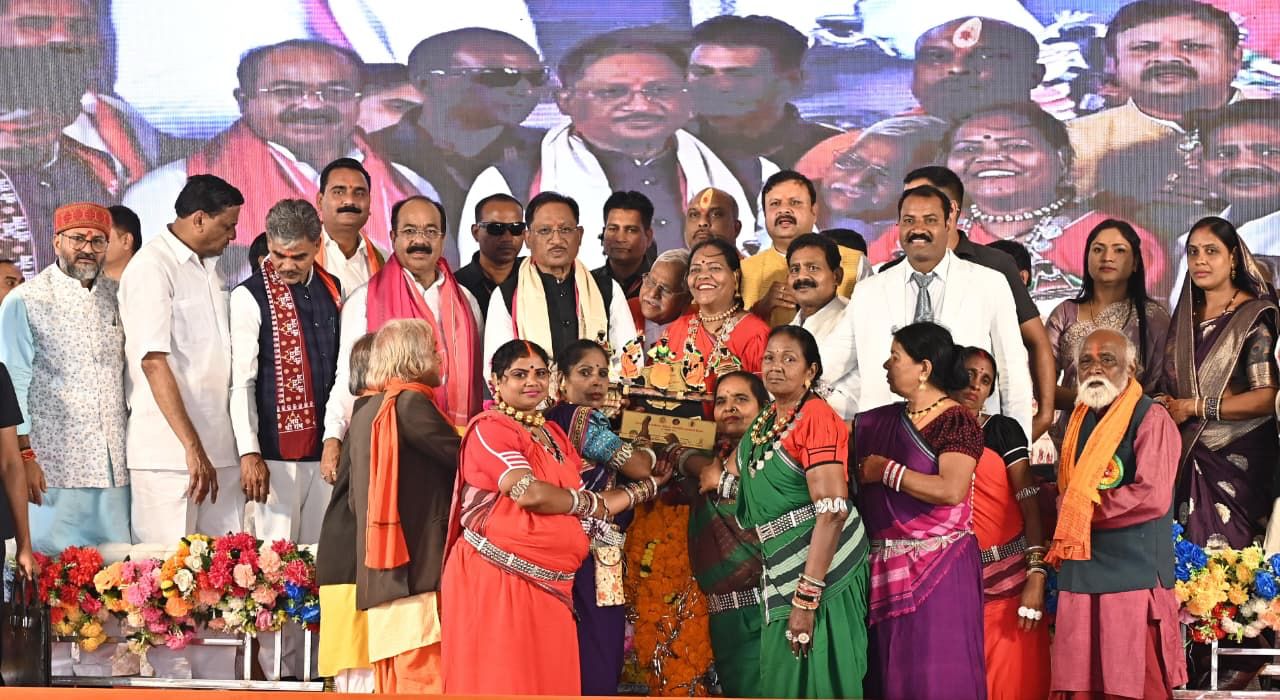 मुख्यमंत्री श्री साय पंडवानी महासम्मेलन के समापन समारोह में हुए शामिल....कहा पंडवानी एक ऐसी विधा है, जिसके माध्यम से छत्तीसगढ़ को विश्व में मिली पहचान