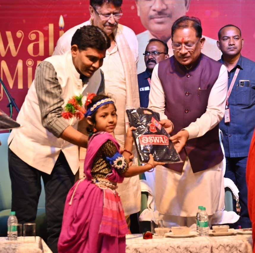 मुख्यमंत्री ने दिव्यांग बच्चों के संग बांटी दीपावली की खुशियां,दिव्यांगजनों के सशक्तिकरण के लिए सरकार संकल्पित &ndash; मुख्यमंत्री