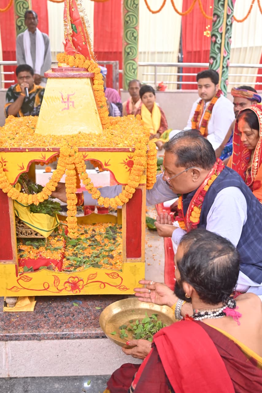 मुख्यमंत्री विष्णुदेव साय&nbsp; महाप्रभु श्री जगन्नाथ का दर्शन कर&nbsp;51 हजार तुलसी अर्पित कर प्रदेश की सुख-समृद्धि की कामना की