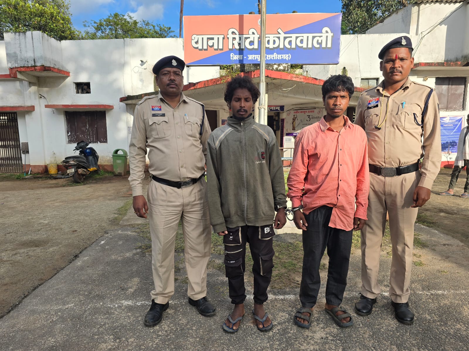 पुलिस ने सुलझाई अंधे कत्ल की गुत्थी, एक विधि से संघर्षरत बालक सहित तीन आरोपी गिरफ्तार