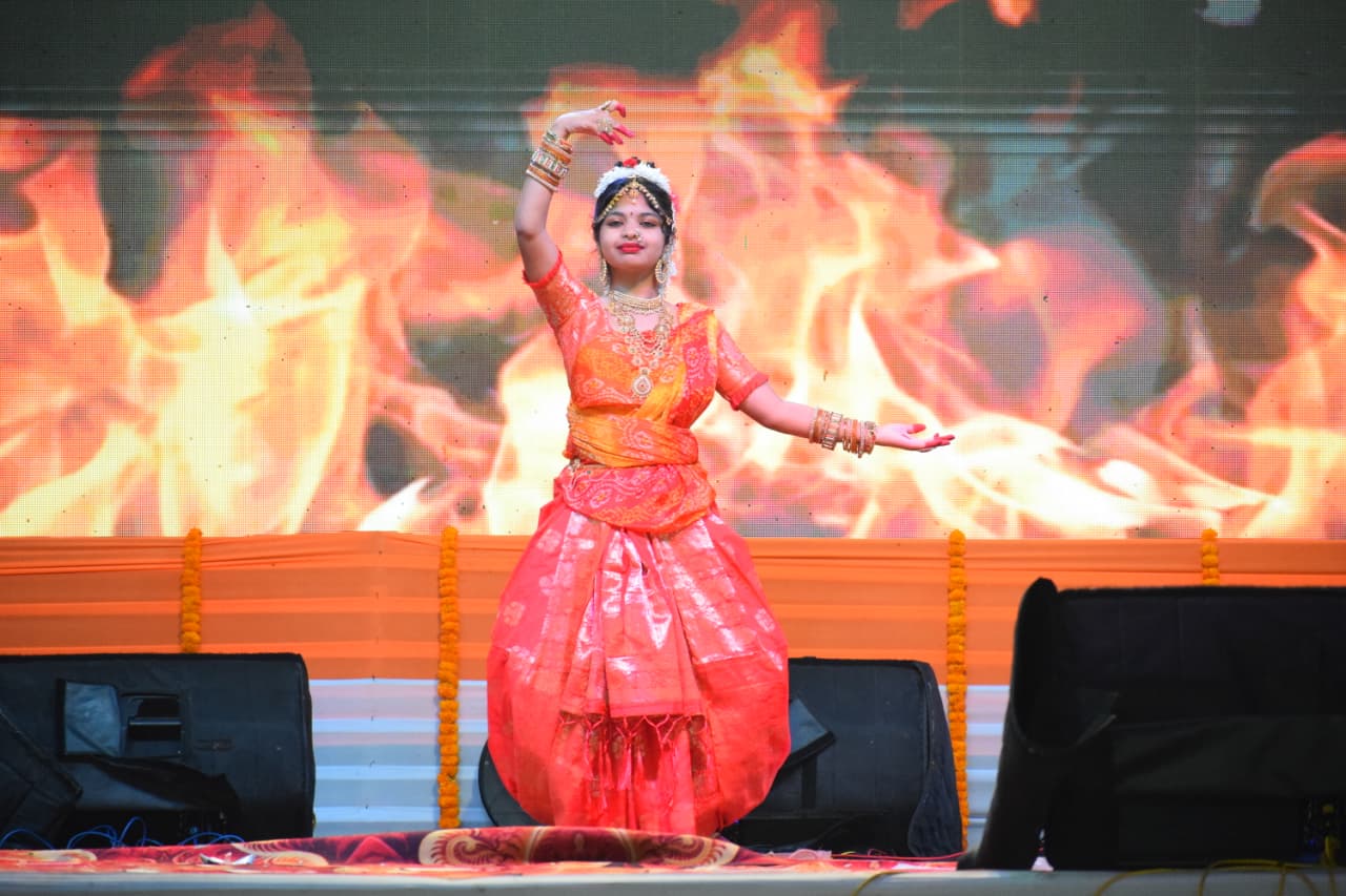 राज्योत्सव 2025: विविध रंगों से सजे सांस्कृतिक कार्यक्रमों के प्रस्तुतियों ने समां बांधा,प्रधानमंत्री के सबका साथ सबका विकास का नारा सही मायनों में आज जमीन पर हो रहा है चरितार्थ: विधायक श्रीमती रायमुनी भगत