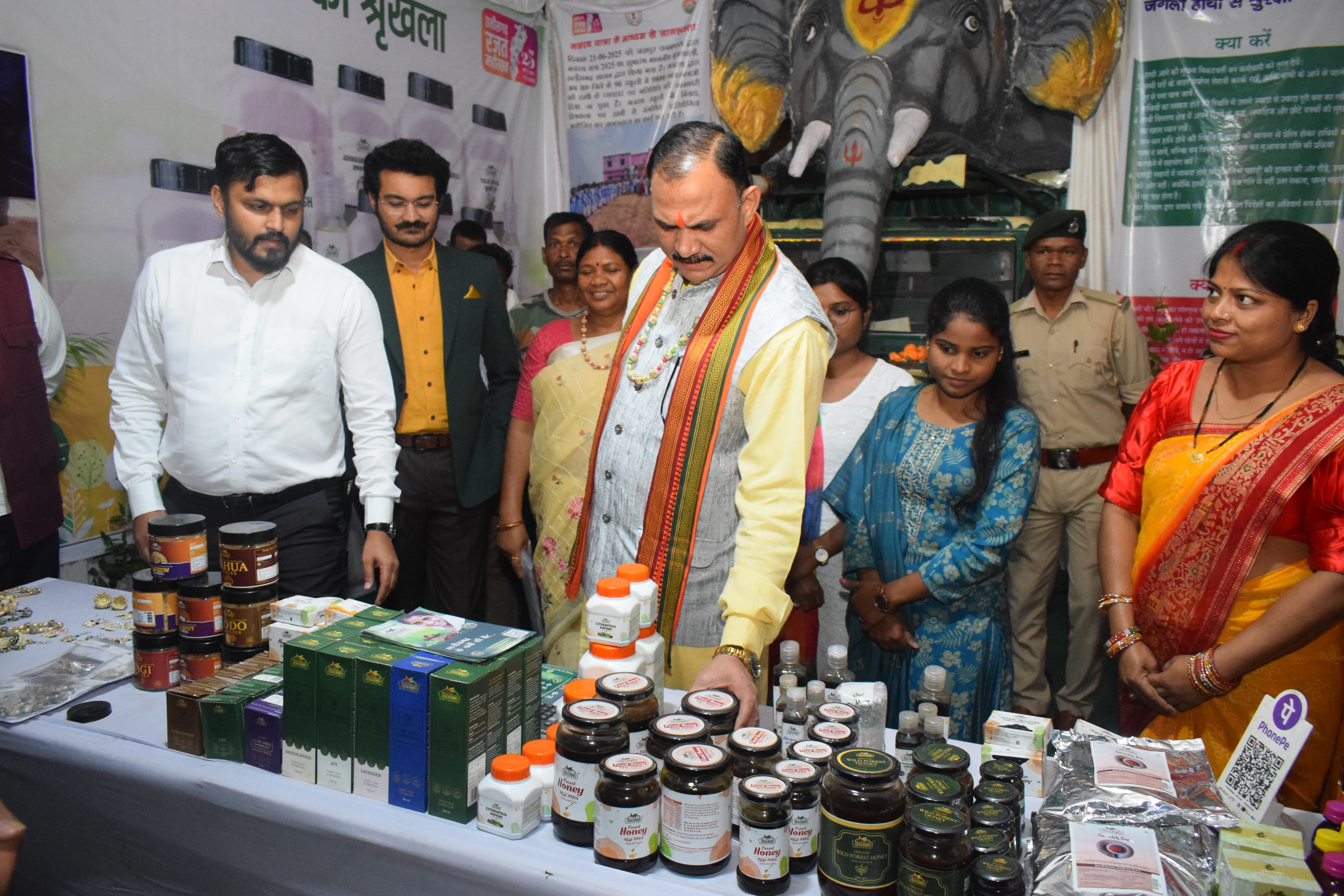 वन विभाग के स्टॉल में बांस से निर्मित आभूषणों की स्वास्थ्य मंत्री श्री जायसवाल ने की प्रशंसा&nbsp;