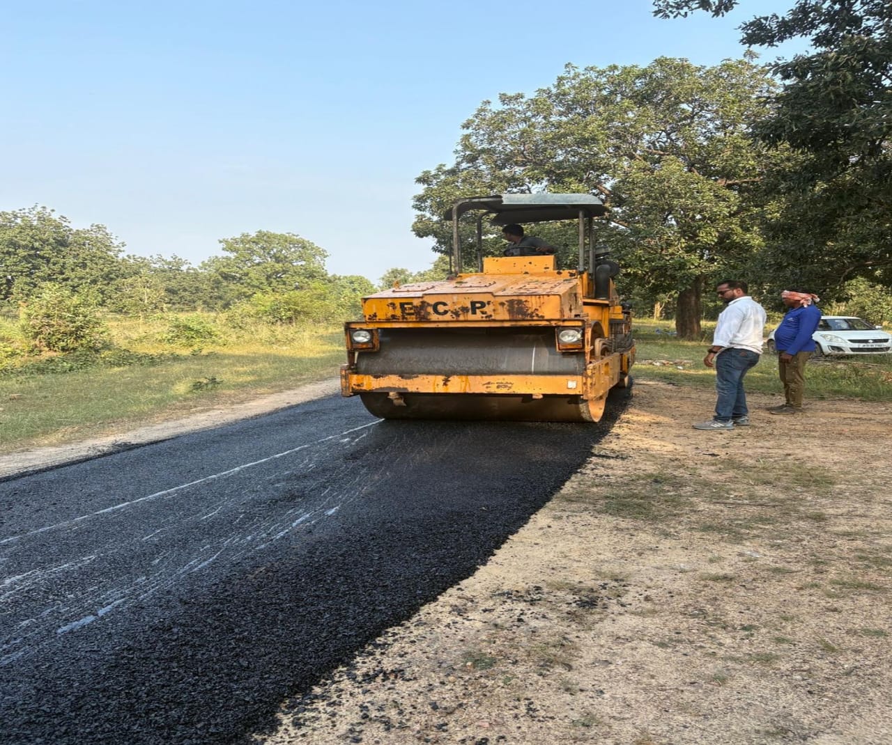 बरसात मौसम में क्षतिग्रस्त हुए सड़कों किया जा रहा मरम्मत, माटीपहाड़-छर्रा और पकईटिकरा पहुंच मार्ग रिपेयर का कार्य प्रगतिरत