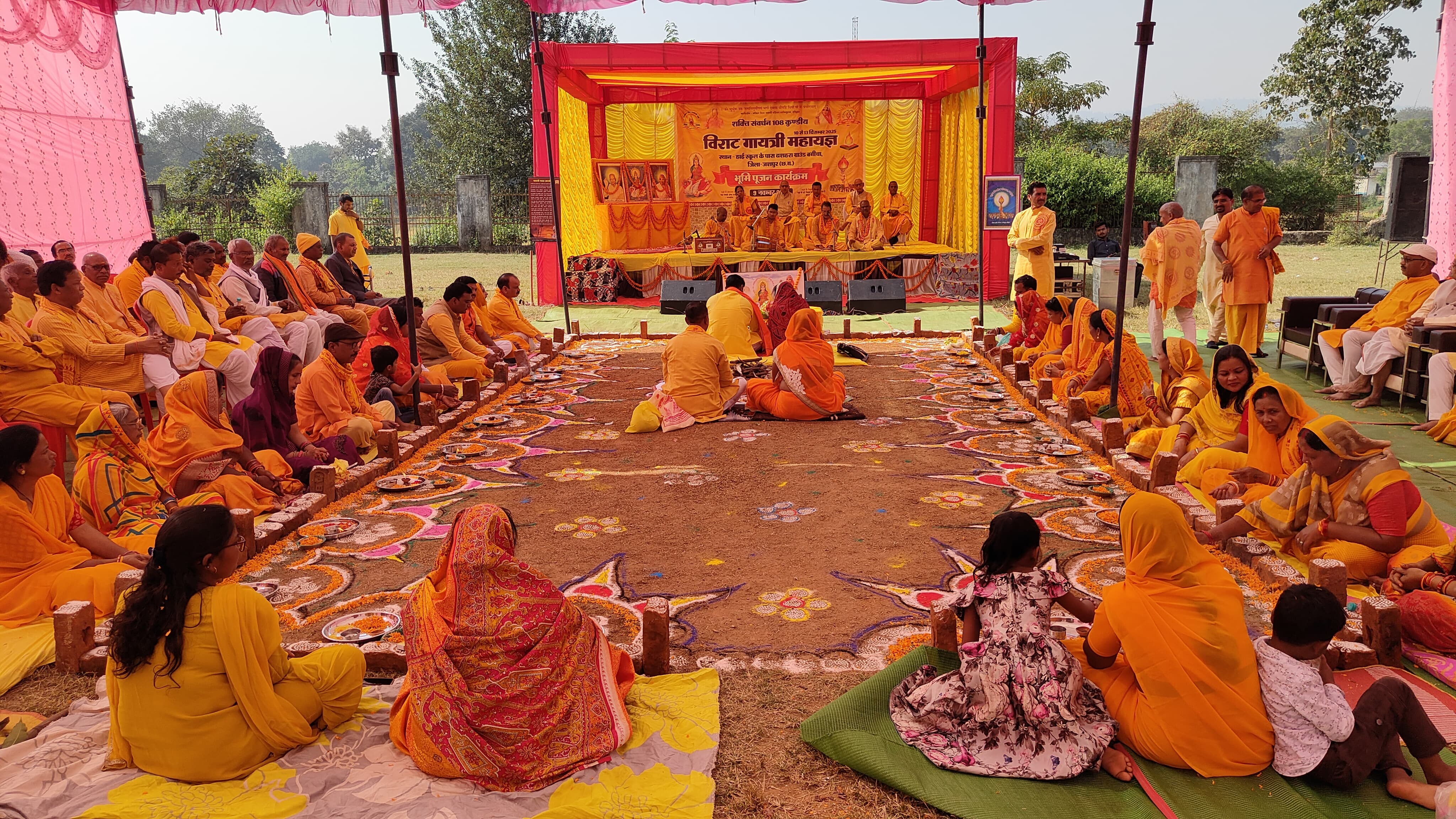 बगीचा : 108 कुण्डीय शक्ति संवर्धन गायत्री महायज्ञ के भूमि पूजन मंत्रोच्चारण के साथ प्रारंभ हुआ तैयारियों का शुभारंभ