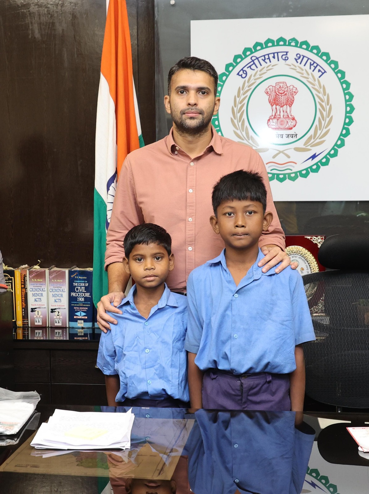 रायगढ़ : बहादुर बच्चों ने पानी में डूबते बच्चे की बचाई थी जान,बालवीर राकेश और आर्यन का कलेक्टर ने किया सम्मान कहा ऐसे साहसी बच्चे हमारे समाज के लिए बनी प्रेरणा