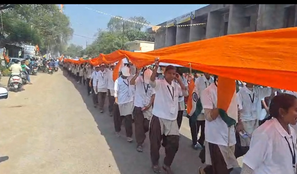 लौह पुरुष की 150वीं जयंती पर घरघोड़ा से तमनार तक भव्य यूनिटी मार्च का हुआ आयोजन,उमड़ा जनसैलाब,सरदार पटेल त्याग और एकता के प्रतीक-वित्त मंत्री श्री ओ.पी. चौधरी,......एक किलोमीटर लंबा राष्ट्रीय ध्वज रहा विशेष आकर्षण का केंद्र