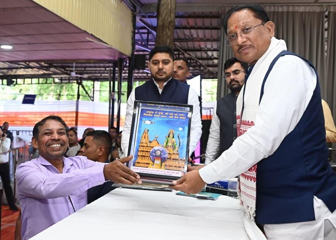 भिलाई के अंकुश देवांगन ने रचा चमत्कार &mdash; संगमरमर पर उतारी मोदी जी की सूक्ष्म प्रतिमा,मुख्यमंत्री को भेँट की