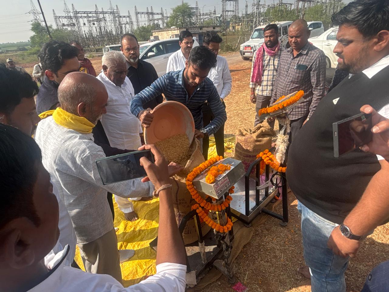 मुख्यमंत्री श्री विष्णु देव साय के नेतृत्व में प्रदेश के किसानों से समर्थन मूल्य पर धान खरीदी का सिलसिला शुरू,खरीदी केन्द्रों में किसानों को फूल-माला पहनाकर किया गया स्वागत