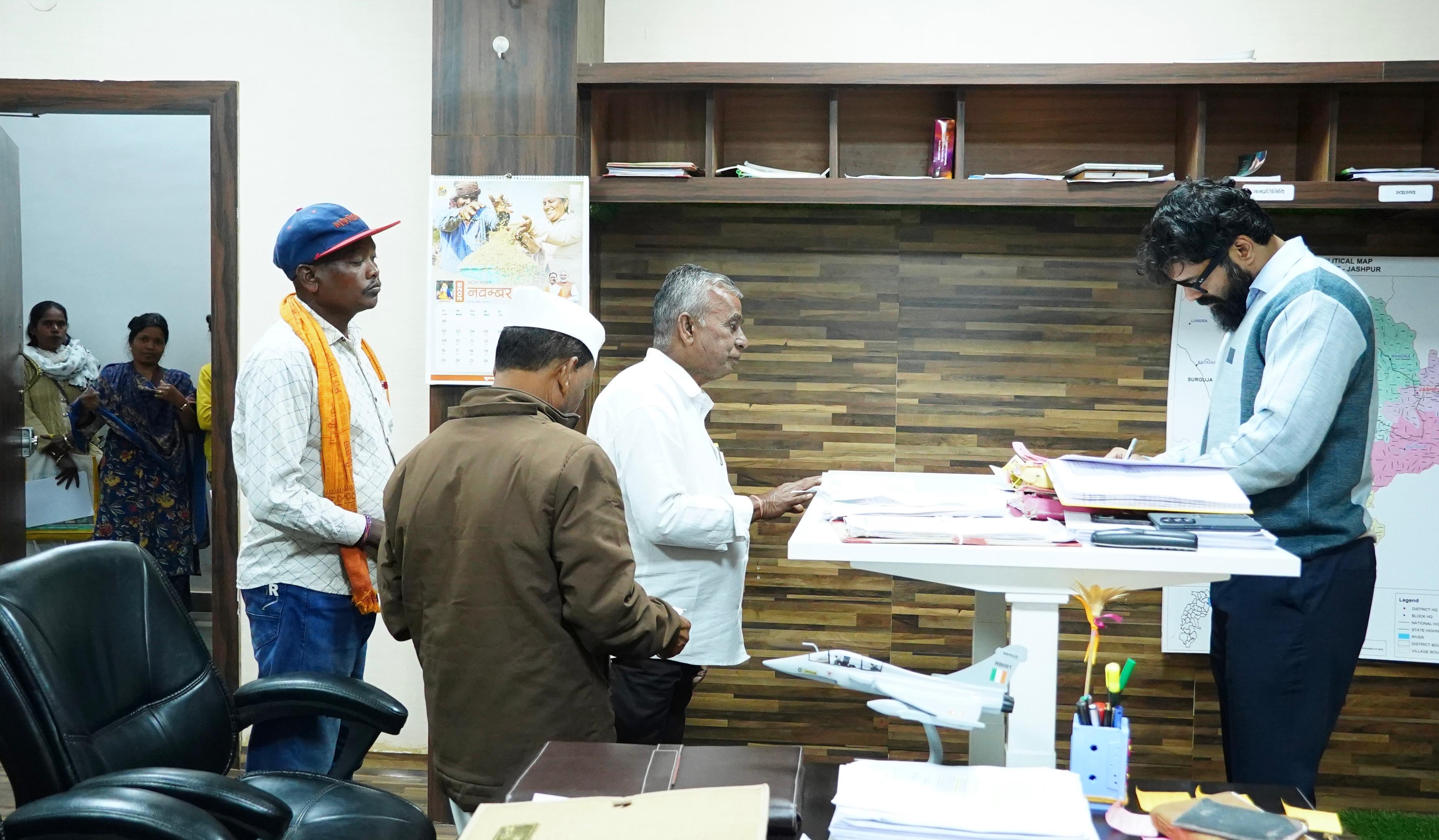 कलेक्टर श्री रोहित व्यास ने जनदर्शन में सुनी आमजन की समस्याएँ