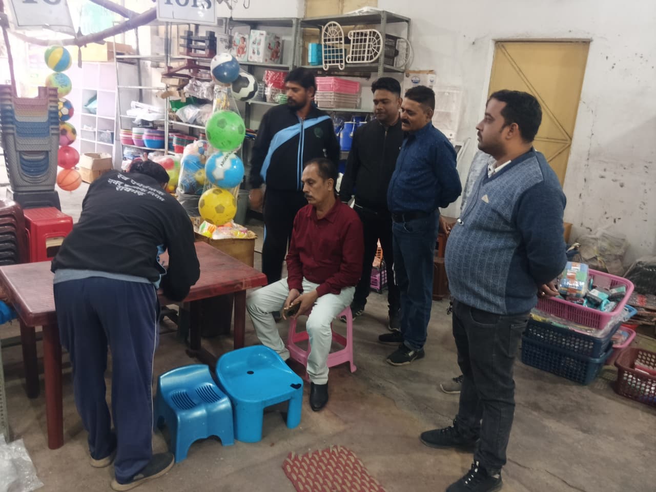 रायगढ़ में सीसीटीवी में कैद हुए कचरा फैलाने वाले, नगर निगम ने 6 दुकानों पर&nbsp; कड़ी कार्रवाई करते हुए 20 हजार का&nbsp; लगाया&nbsp; जुर्माना&nbsp;