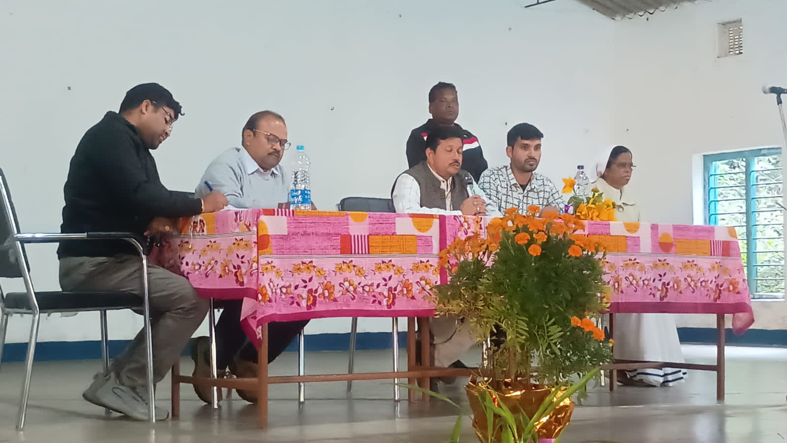 शिक्षा विभाग में कसावट लाने जिला शिक्षा अधिकारी ने मनोरा में प्रधान पाठकों एवं संकुल समन्वयकों की ली बैठक,दिए सख्त निर्देश