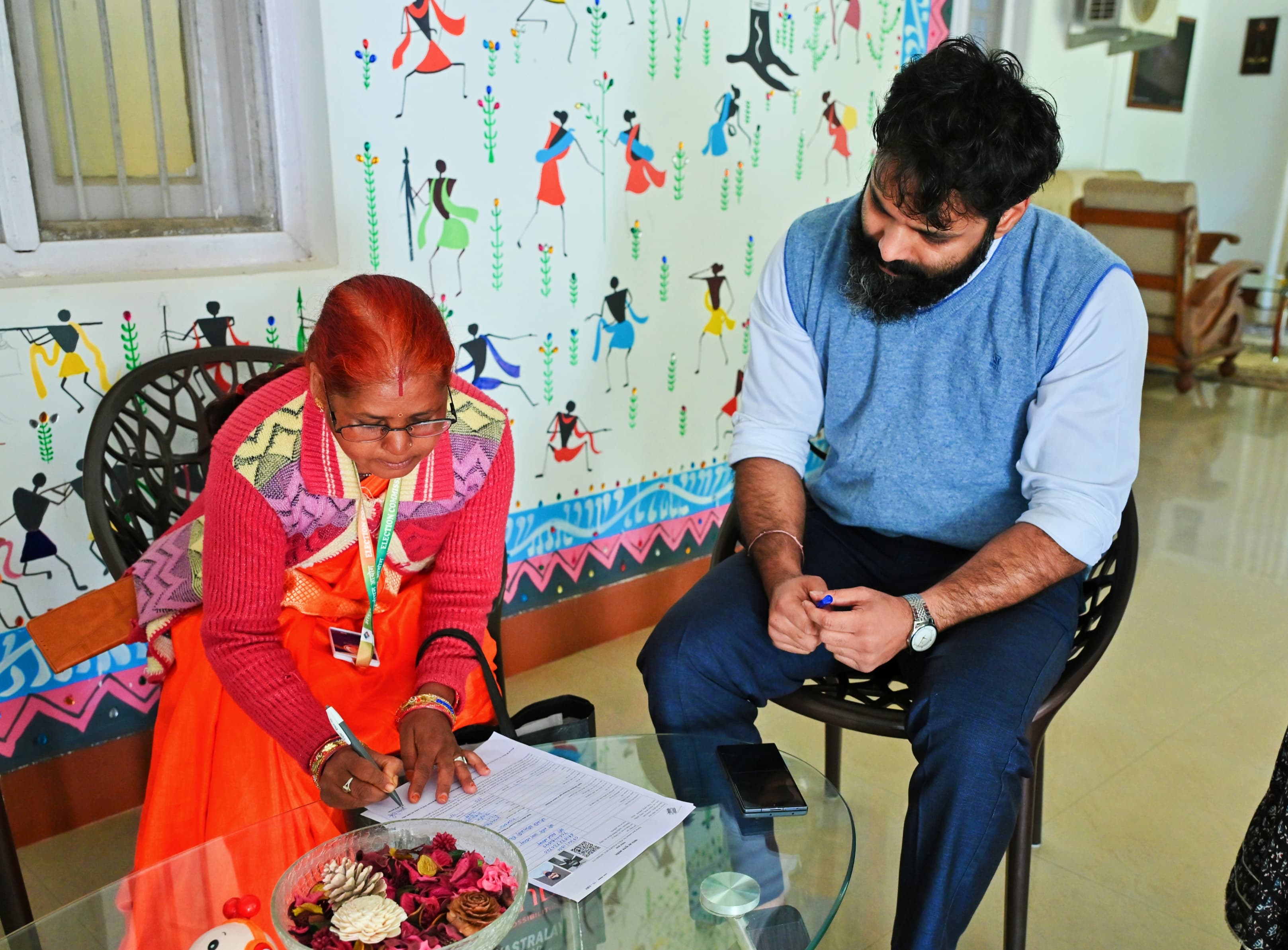 कलेक्टर ने अपना गणना पत्र बीएलओ से कराया सत्यापन ,मतदाताओं से की अपील मतदाता सूची में अपने नाम का सत्यापन अनिवार्य रूप से कराए&nbsp;